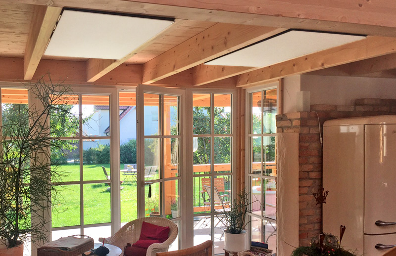 Welltherm Infrarotheizungen unter einer Holzdecke im Wintergarten montiert